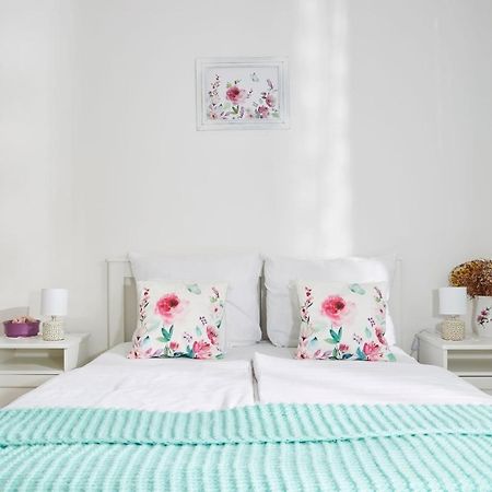 Szarka Vendeghaz Es Pince Apartment Mad Bagian luar foto