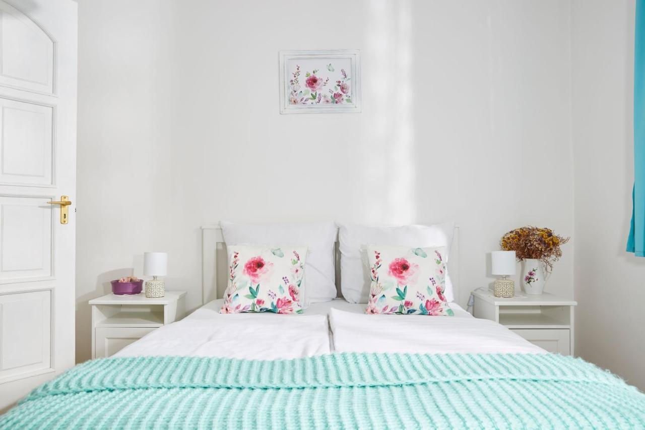 Szarka Vendeghaz Es Pince Apartment Mad Bagian luar foto